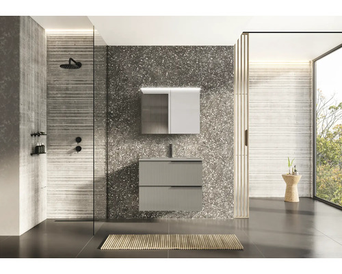 Salle de bain moderne avec lavabo, armoire de toilette, douche et grande fenêtre