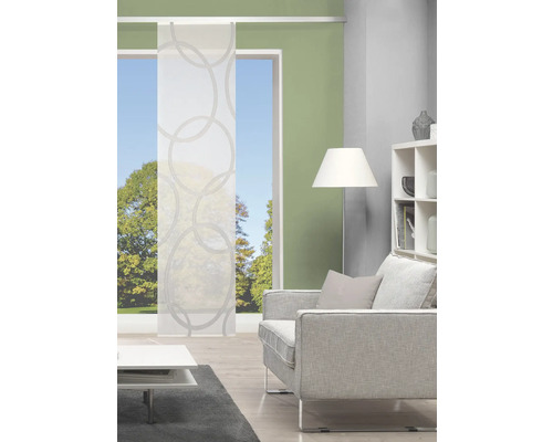 Salon avec panneau coulissant à motif circulaire, canapé, lampadaire et étagère