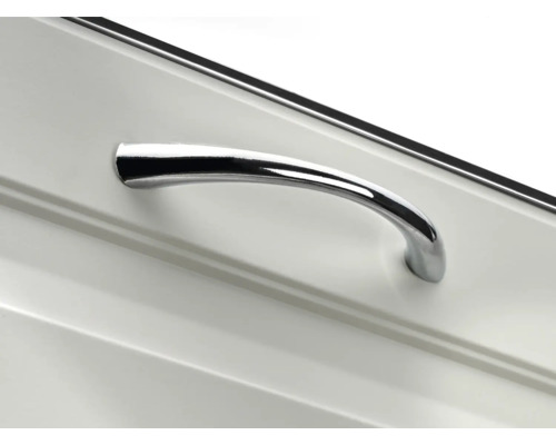 Gros plan d''un meuble avec une poignée argentée