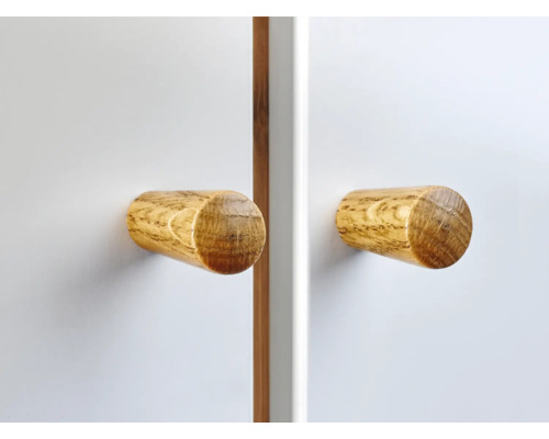 Deux boutons ronds en bois sur une porte