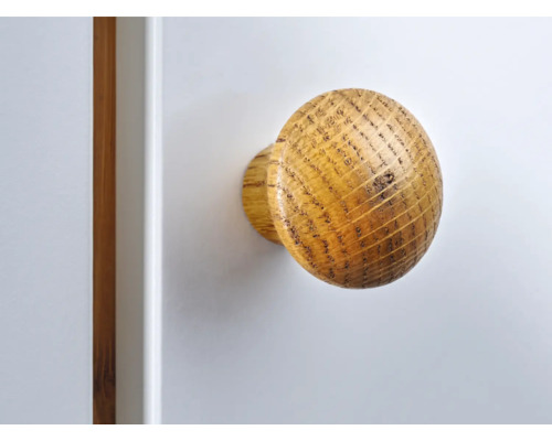 Bouton en bois sur une porte de placard