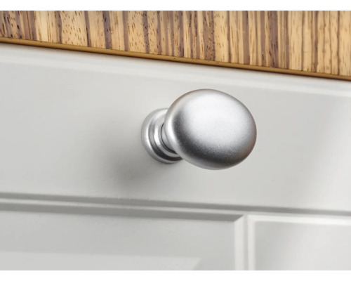 Runder Möbelknopf an einer Schranktür