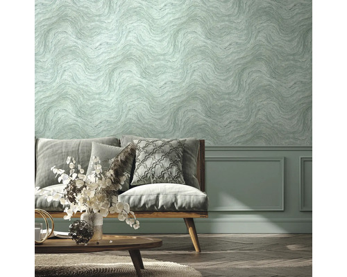 Wohnzimmer mit gemusterter Tapete, Sofa und Couchtisch