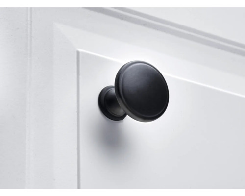 Bouton de meuble rond sur une porte d''armoire