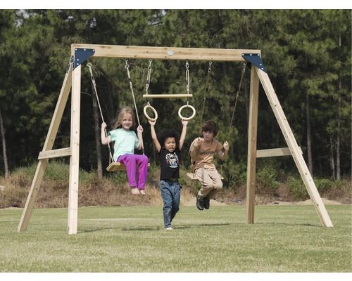 Kinderspielplatz mit Schaukeln und Turnringen auf einer Rasenfläche