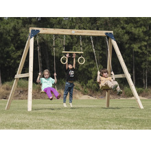 Holzschaukel mit drei Kindern im Garten