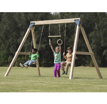 Kinderschaukel aus Holz mit Kindern beim Spielen im Garten.