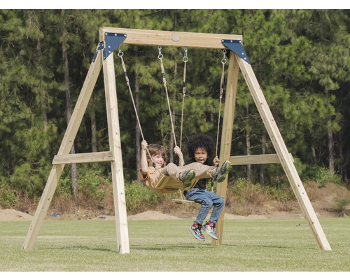 Zwei Kinder schaukeln auf einer Holzschaukel im Garten.