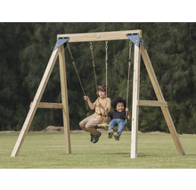 Kinderschaukel aus Holz mit zwei Kindern im Garten