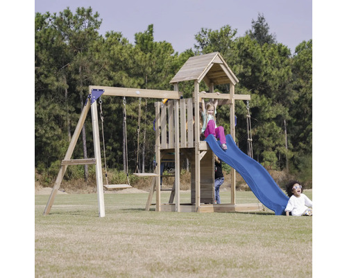 Spielplatz mit Schaukel, Rutsche und Kletterturm für Kinder im Garten