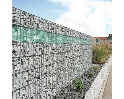 Gabionenwand mit Steinen und Glasstücken