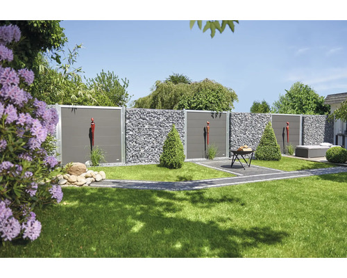 Garten mit Gabionenzaun und Sichtschutzelementen für Privatsphäre und Windschutz.