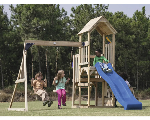 Aire de jeux avec balançoires, toboggan et cabane pour enfants dans le jardin
