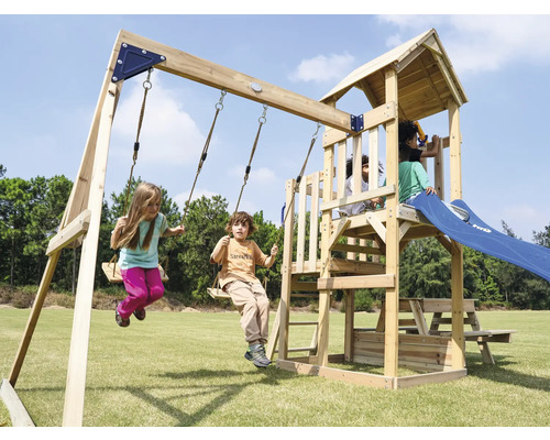 Spielplatz mit Schaukeln, Rutsche und Kletterturm im Garten