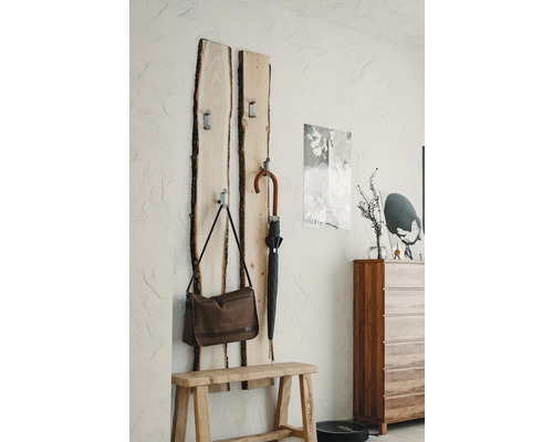 Garde-robe en bois avec sac et parapluie montés au mur au-dessus d''un banc en bois.