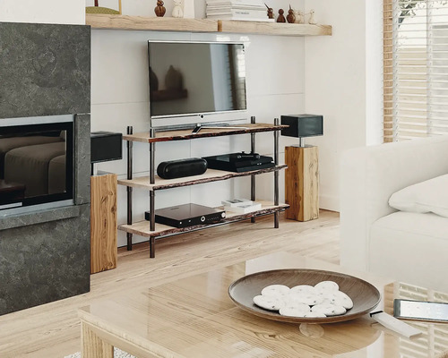 Salon avec télévision, chaîne hi-fi et table basse