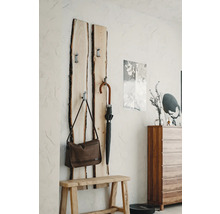 Hall d''entrée avec panneau de porte-manteau en bois, banc, parapluie et sac