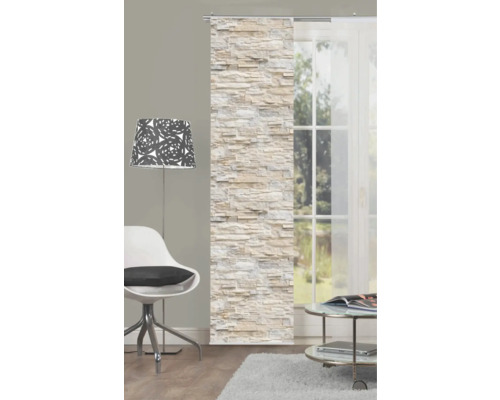 Salon avec rideau coulissant aspect pierre, lampe, chaise et table