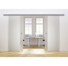 Double porte coulissante en verre devant un bureau lumineux