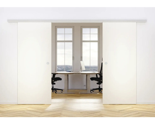 Scène d''intérieur avec système de porte coulissante devant un bureau