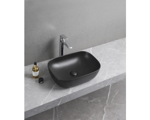 Vasque à poser noire avec robinet sur plaque de marbre