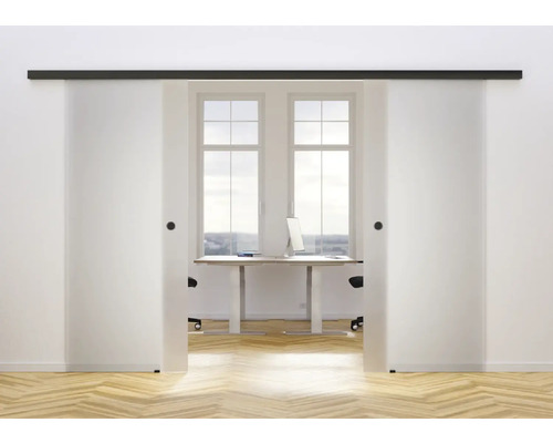 Deux portes coulissantes en verre ouvrent la vue sur un espace de travail avec un bureau et un ordinateur