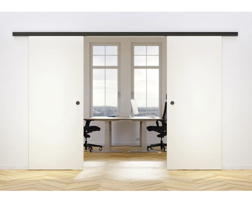 Deux portes coulissantes blanches avec rail noir devant un bureau