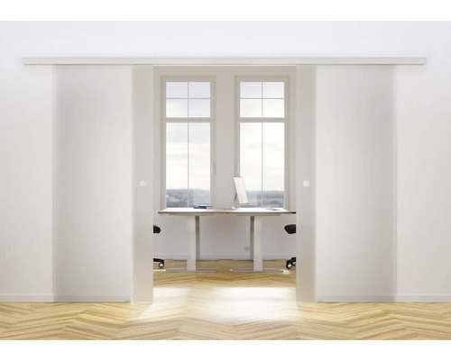 Deux portes coulissantes en verre dans une pièce lumineuse avec parquet et bureau près de la fenêtre.