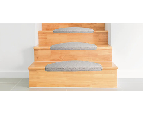 Holztreppe mit grauen Treppenläufern