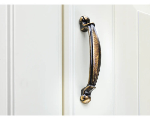 Poignée de meuble en métal sur une porte d''armoire