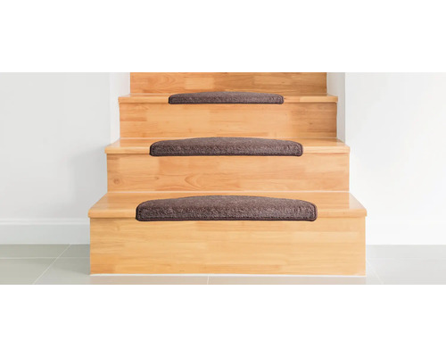 Holztreppe mit Teppichstufenmatten