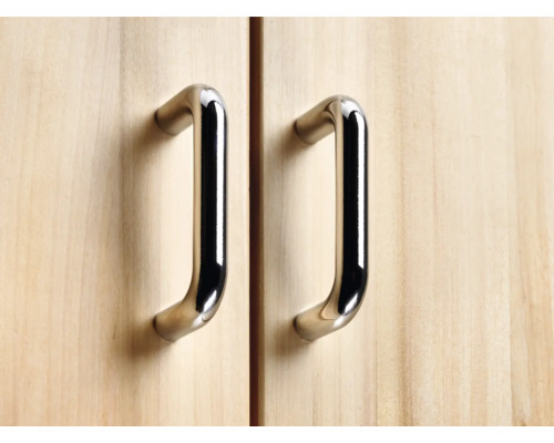 Deux portes de placard avec poignées argentées