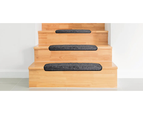 Holztreppe mit Teppichstufenmatten