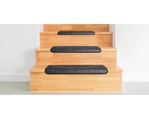 Holztreppe mit aufgebrachten Stufenmatten zur Trittsicherheit