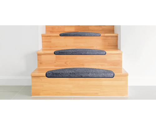 Escalier en bois avec tapis d''escalier gris