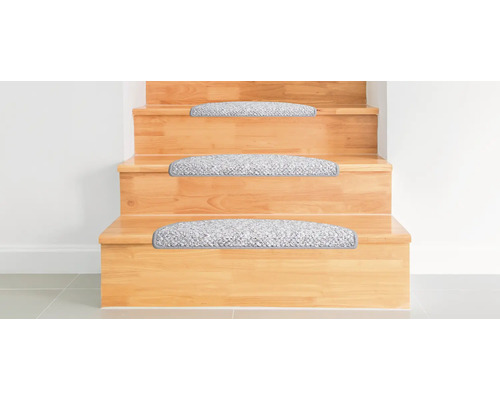 Holztreppe mit grauen Treppenstufenmatten