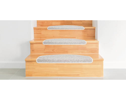 Holztreppe mit Teppichstufenmatten