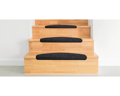 Holztreppe mit schwarzen Stufenmatten