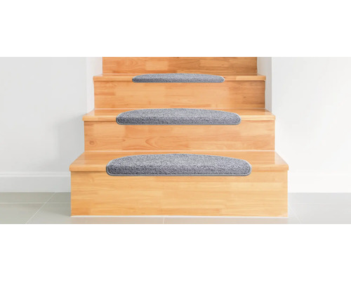 Holztreppe mit grauen Stufenmatten
