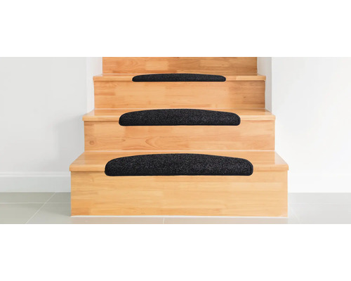 Treppe mit schwarzen Stufenmatten