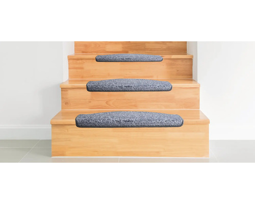 Escalier en bois avec tapis d''escalier gris