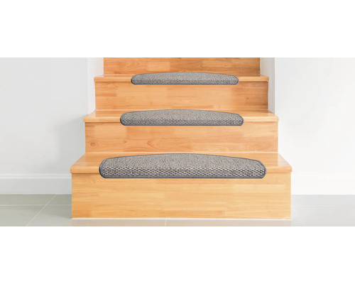 Holztreppe mit grauen Treppenstufenmatten