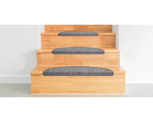 Holztreppe mit Teppichstufenmatten