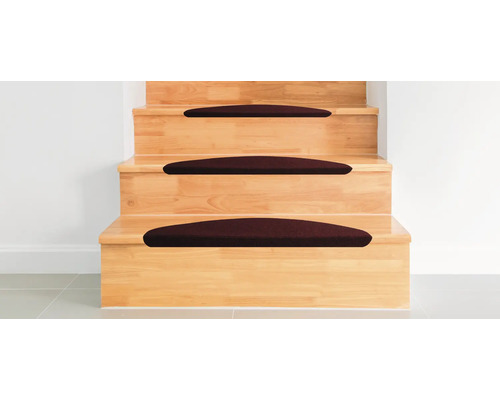 Escalier en bois avec tapis d''escalier