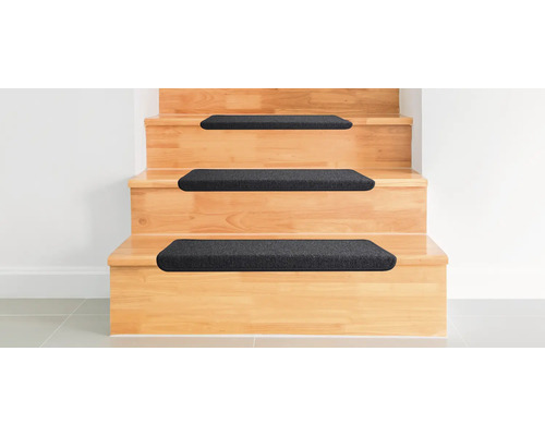 Holztreppe mit schwarzen Stufenmatten