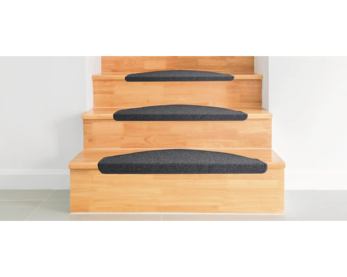 Escalier en bois avec tapis d''escalier gris pour l''isolation phonique et une sécurité accrue