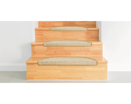 Holztreppe mit Teppichstufenmatten