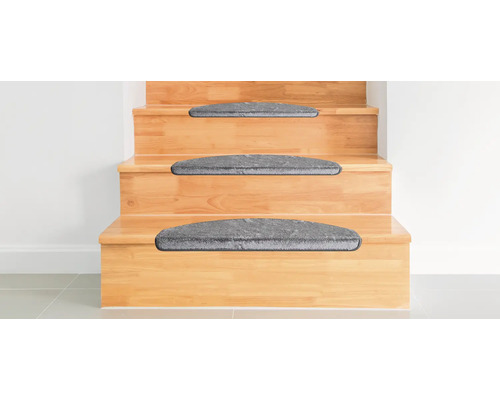 Holztreppe mit grauen Stufenmatten