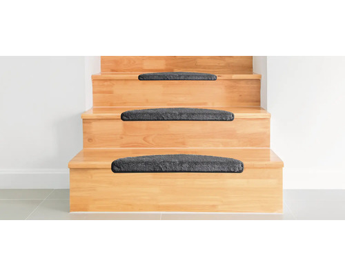 Treppe mit grauen Stufenmatten