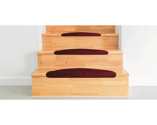 Escalier en bois avec tapis de marche